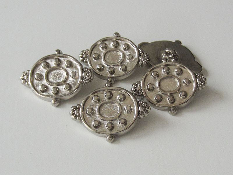 www.Knopfparadies.de - 0852si - Phantasievolle ovale Metallknöpfe in Silber