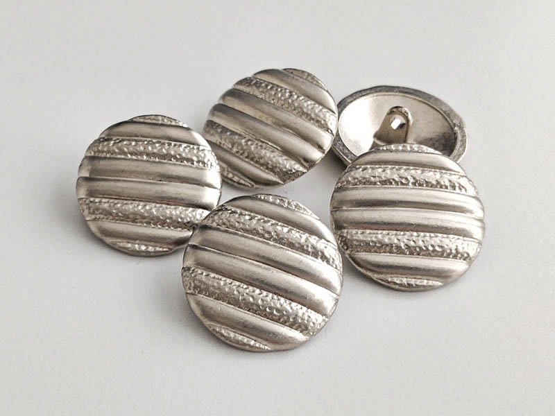 www.knopfparadies.de - 0661si - Silberfarbene Metallknöpfe mit elegantem Streifenmuster