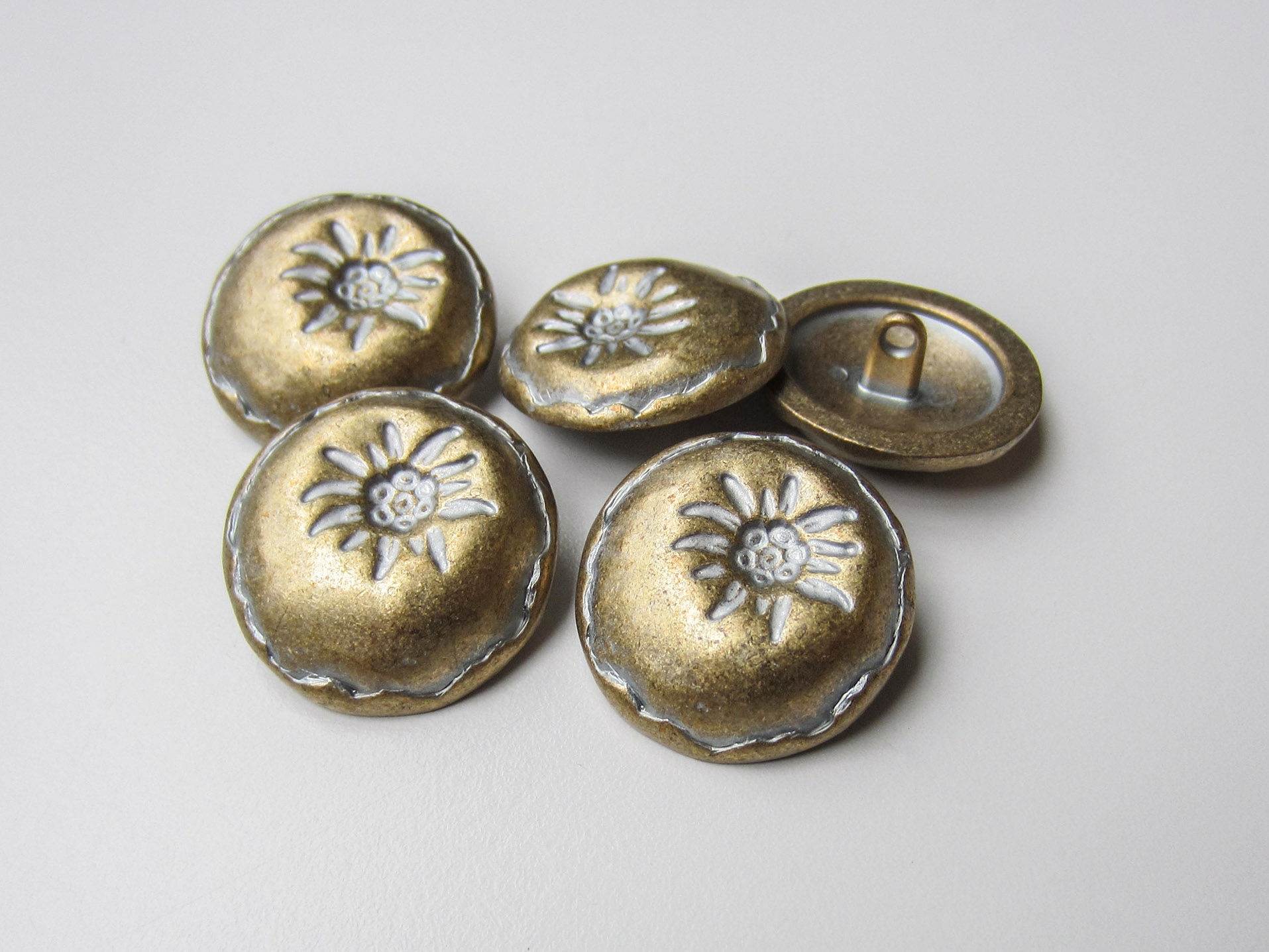 Uriger Trachtenknopf mit Edelweiss in Bicolor-Optik