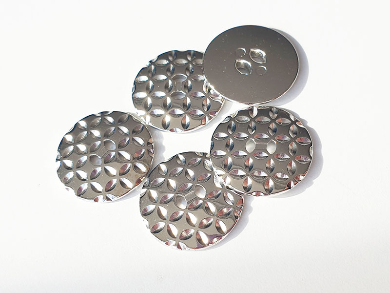Attraktiver Metallknopf Silber glänzend grafisches Muster 2-Loch