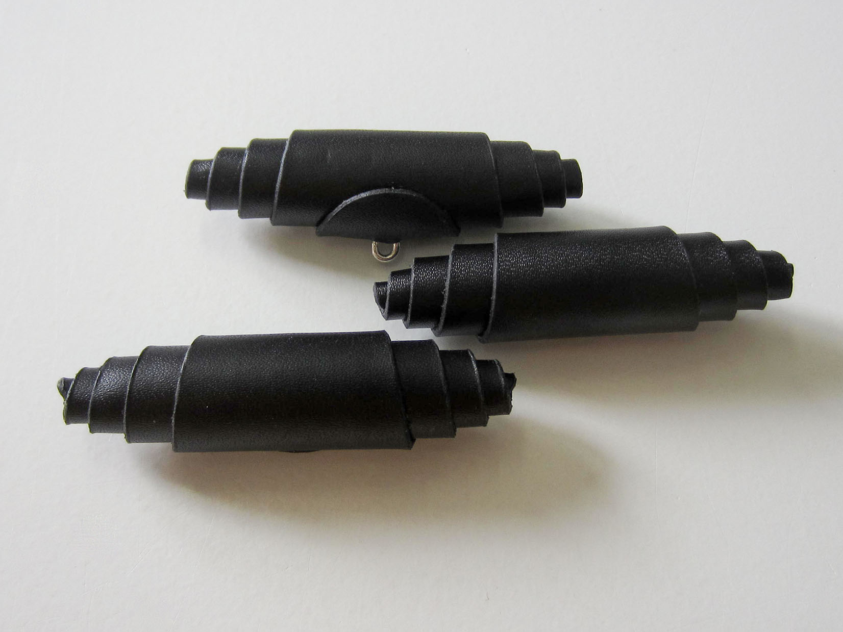 Besonders schöner schwarzer Leder Knebel Knopf mit Öse