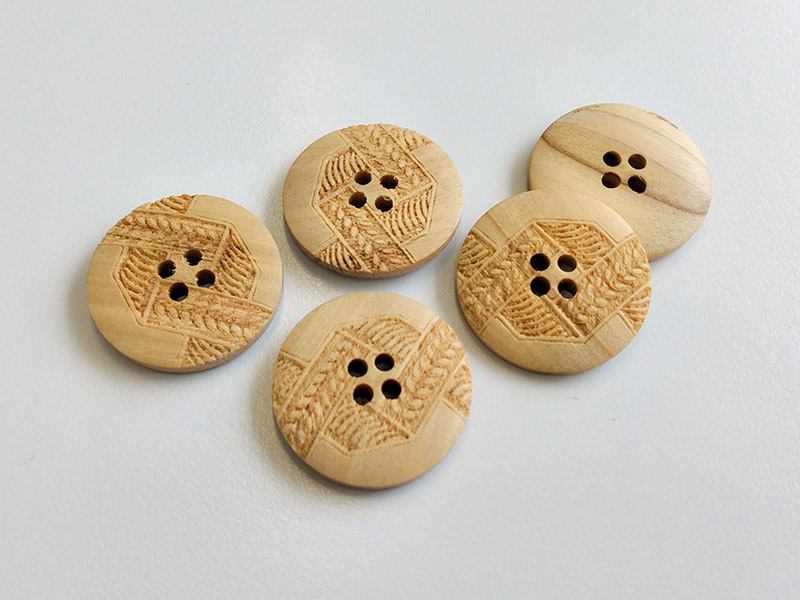 www.knopfparadies.de - 6385he - Wunderschöne Holzknöpfe mit ländlichem Muster