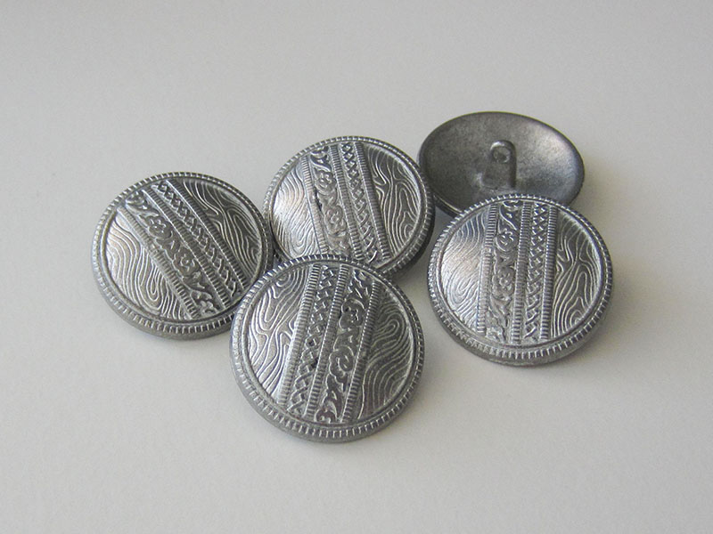 Zinnfarbener Metallknopf mit Fantasiemuster
