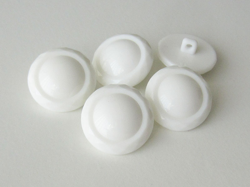 www.Knopfparadies.de - 4139we - Elegante weiße Kunststoffknöpfe in Glas-Optik