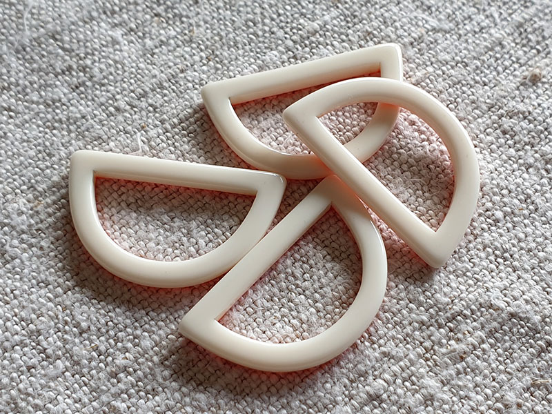 Hübsches 4er-Set D-Ringe - eine Seite weiß, eine Seite orange