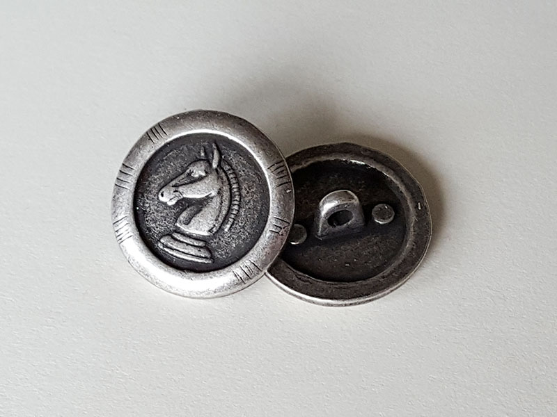 www.knopfparadies.de - 1349pf - Metalllknöpfe mit Schachmotiv: Pferd / Springer