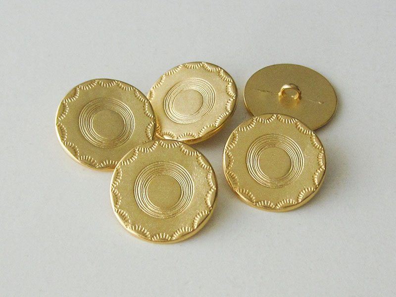 www.Knopfparadies.de - 2514mg - Älter wirkende matt goldene Metallknöpfe mit schlichtem Muster