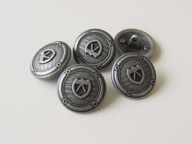 Graphischer Wappen Metall Knopf in Alteisenfarben