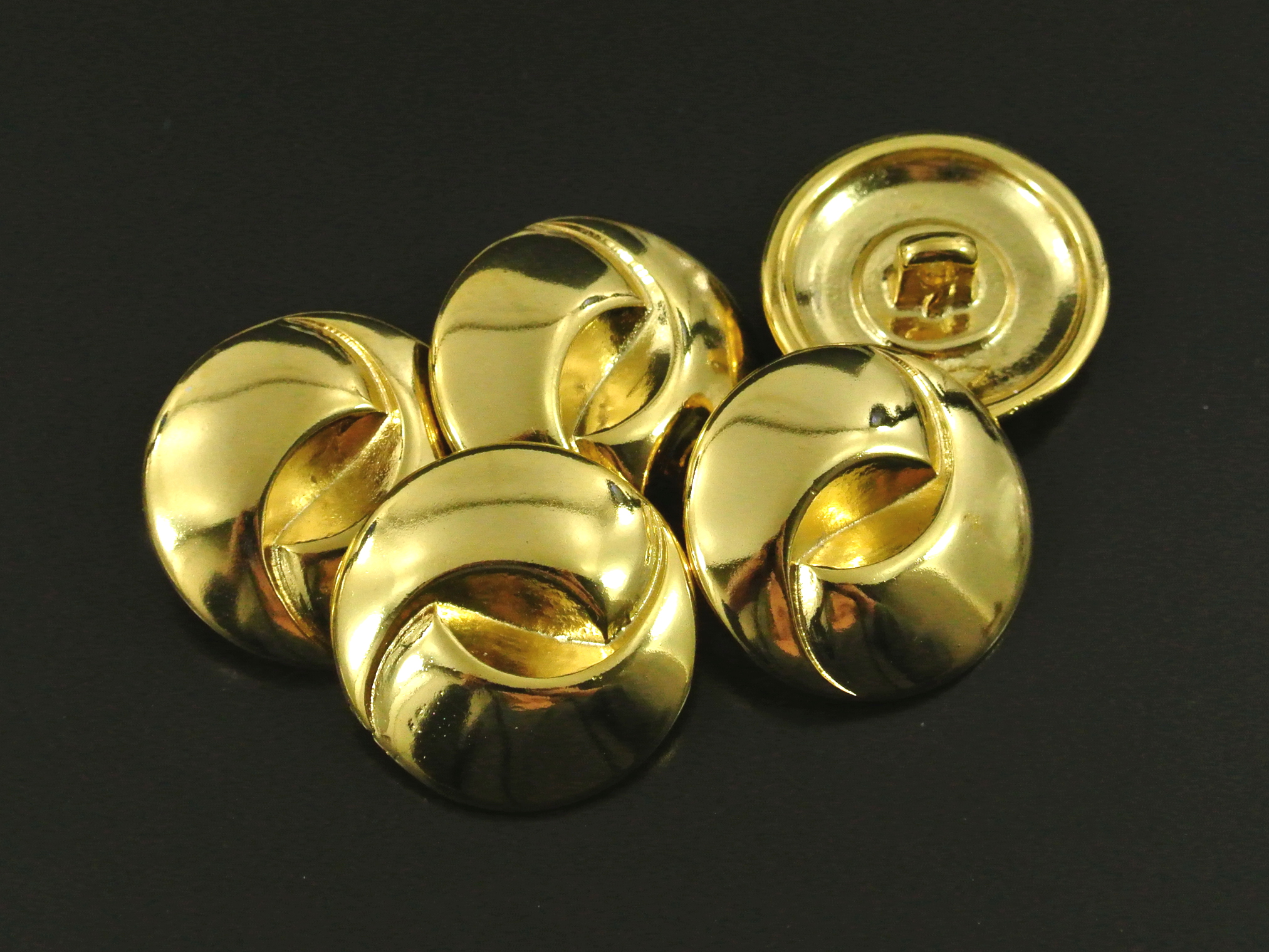 Eleganter goldfarbener Metall Knopf in apartem Design