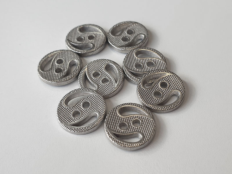 Metallknöpfe altsilberfarben mit Durchbruchmuster, 2-Loch