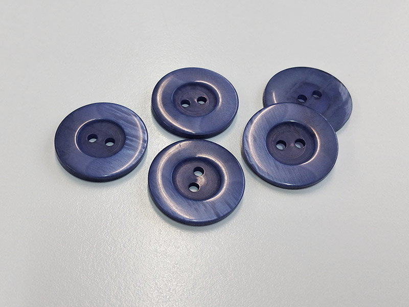 www.knopfparadies.de - 6238bl - Blaue Kunststoffknöpfe mit zwei Löchern