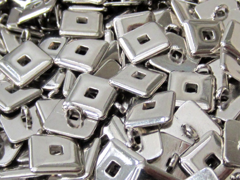 Quadratischer Metall Knopf mit Durchbruch
