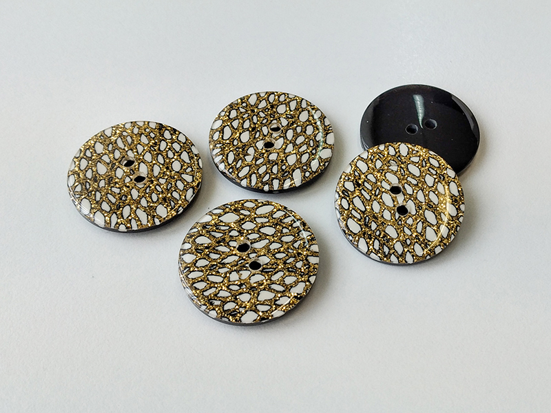 www.knopfparadies.de - 2176gw - Glitzernde Zweilochknöpfe aus Kunststoff
