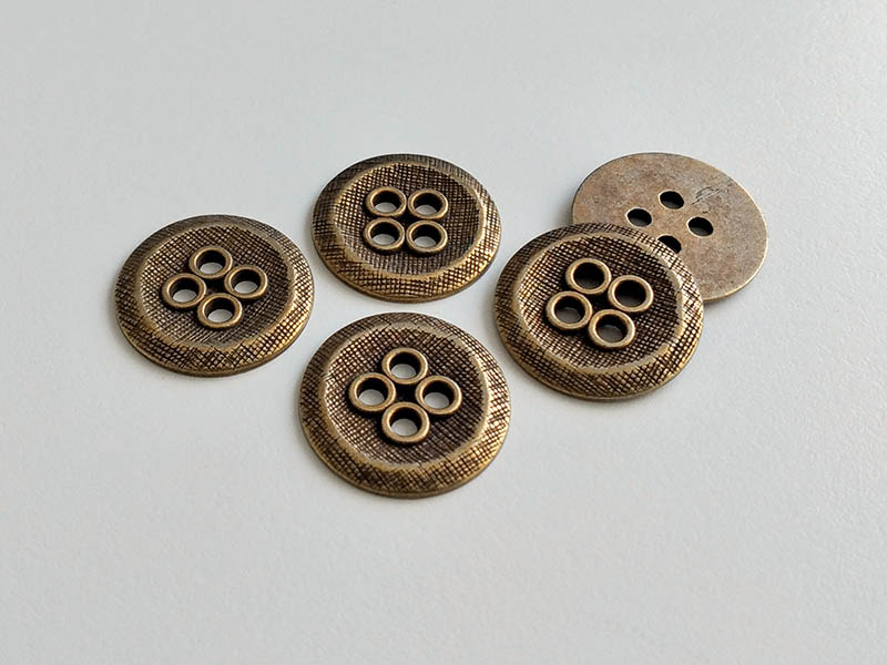 www.knopfparadies.de - 6455am - Messingfarbene Metallknöpfe mit vier Knopflöchern