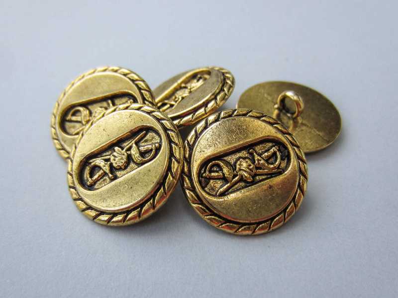 Altgoldfarbener Metall Knopf mit gekreuzten Degen