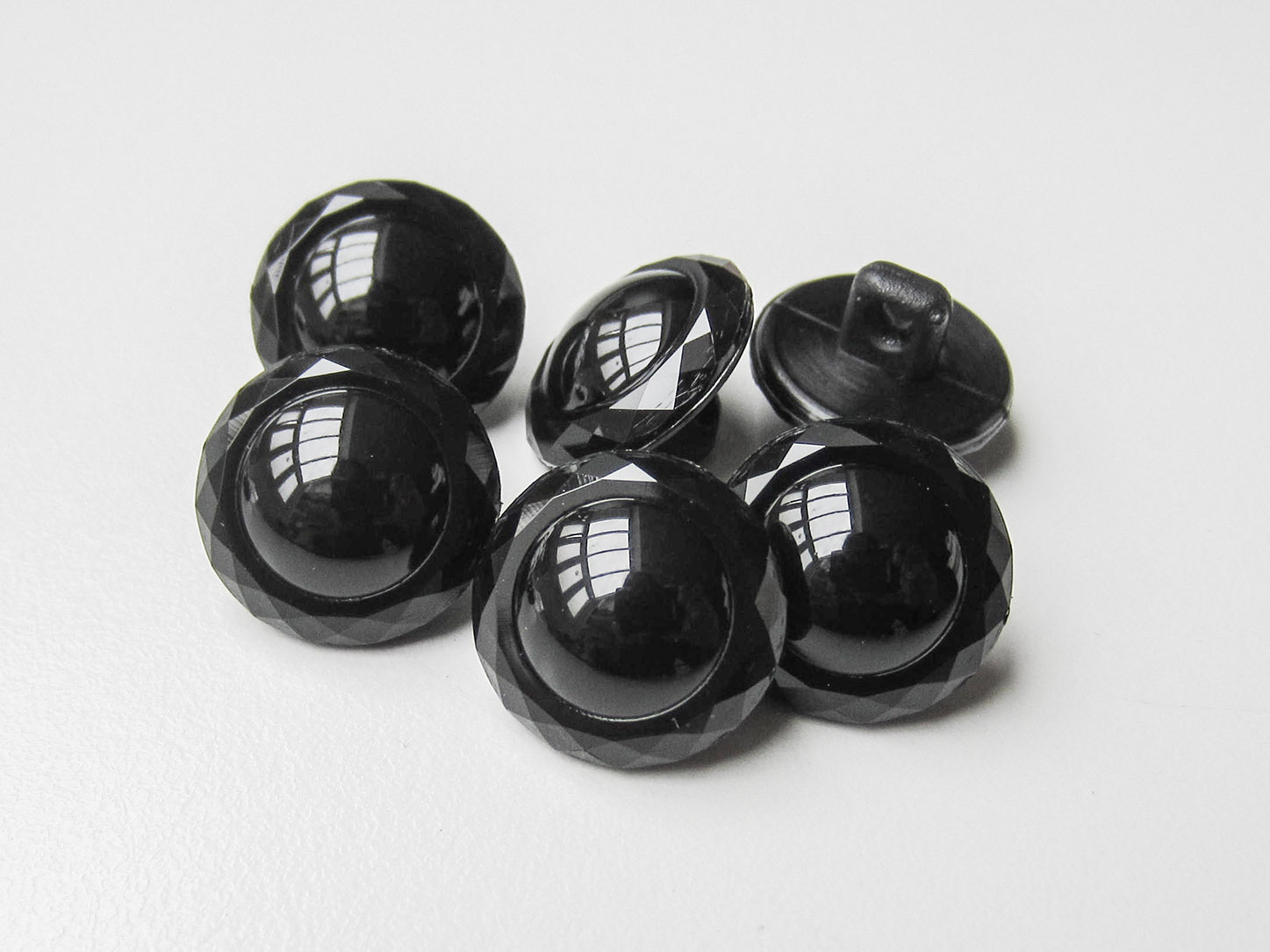 www.Knopfparadies.de - 4139sc - Elegante schwarze Kunststoffknöpfe in Glas-Optik