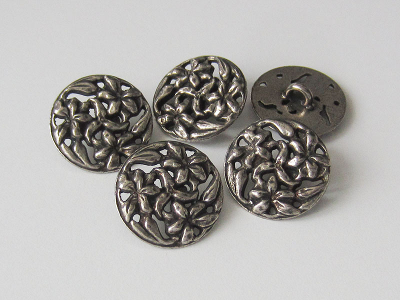 www.Knopfparadies.de - 0344as - Wunderschöne silberne Metallknöpfe mit Blumen Durchbruch Muster