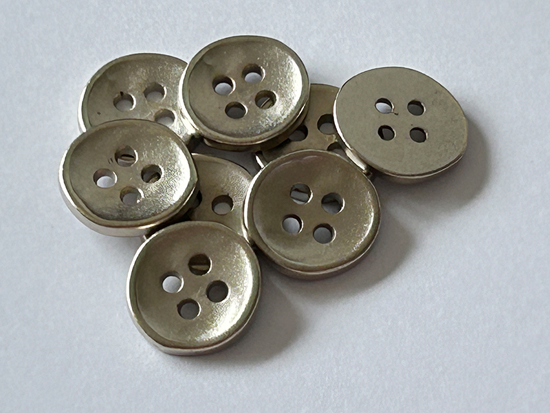 Metallknopf silber mit ganz zartem Messingschimmer
