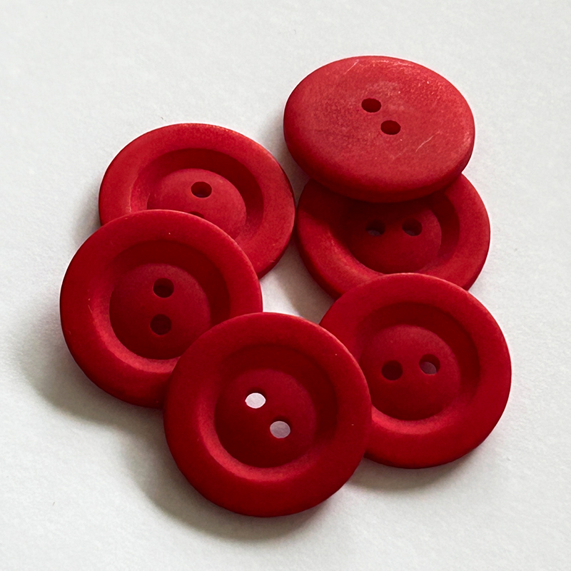 Rote 2-Loch-Knöpfe aus Kunststoff – klassisch, modern und in vielen Farben erhältlich