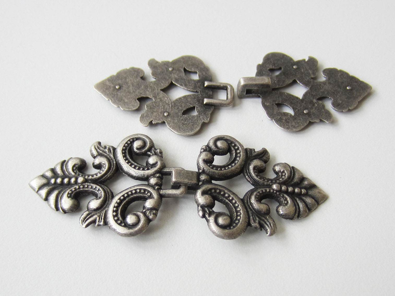 Dekorative altsilberfarbene Metallverschlüsse / Zierverschlüsse