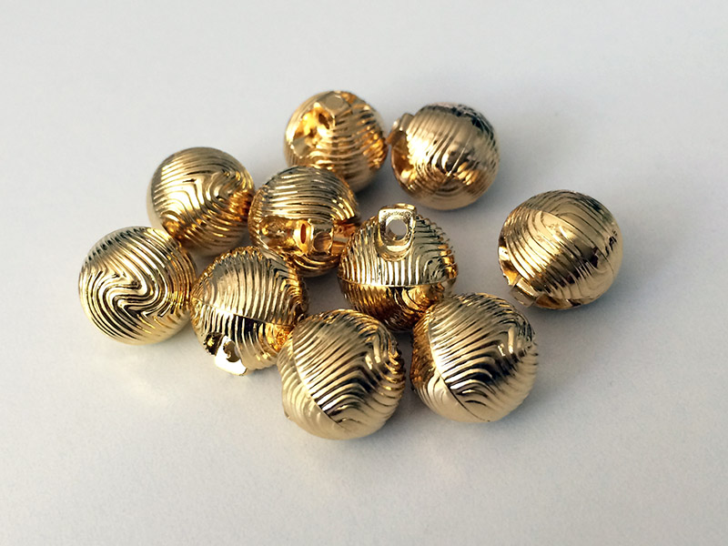 Leichter goldfarbener Kugelknopf