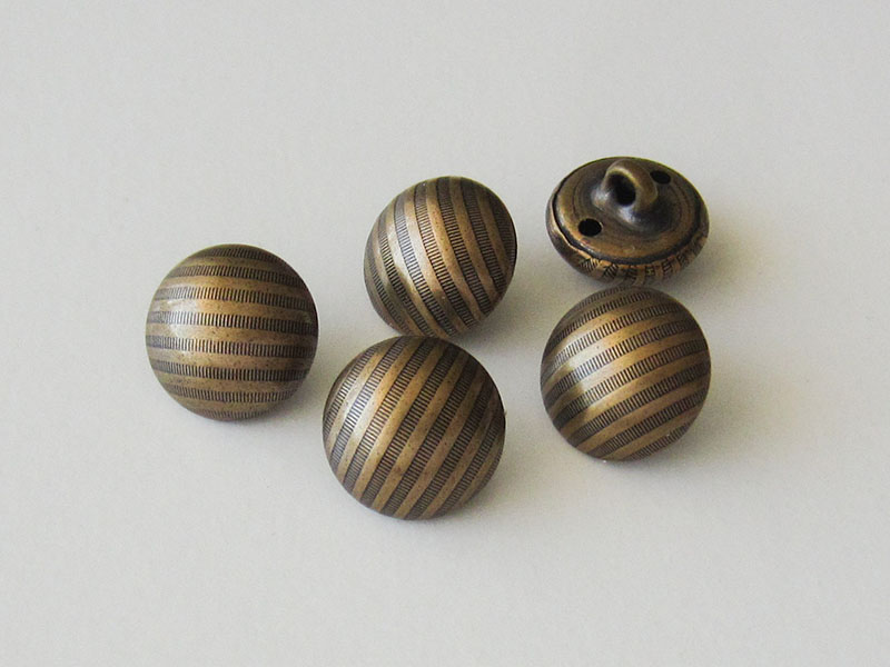 www.Knopfparadies.de - 1656am - Gestreifte Ösenknöpfe aus leichtem Metallblech in Altmessing