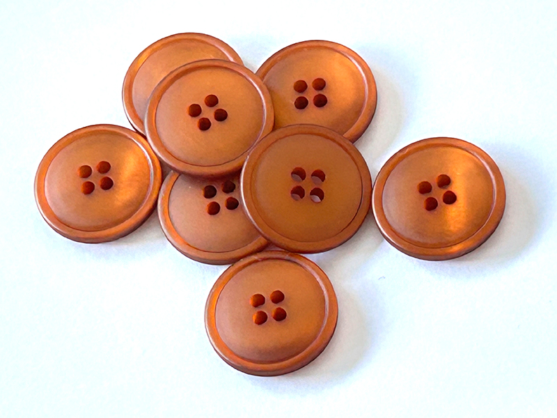 Runder Kunststoffknopf in Orange mit leuchtendem Schimmereffekt – 4-Loch