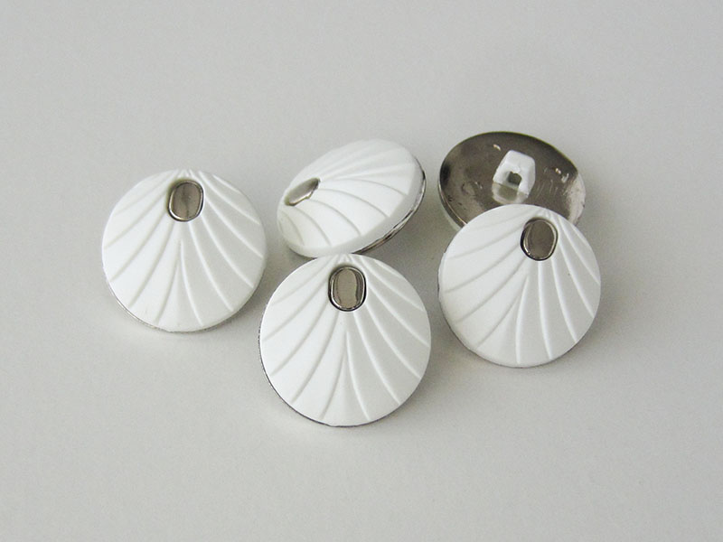 www.Knopfparadies.de - 1588ws - Elegante weiß silberne Ösen Kunststoffknöpfe