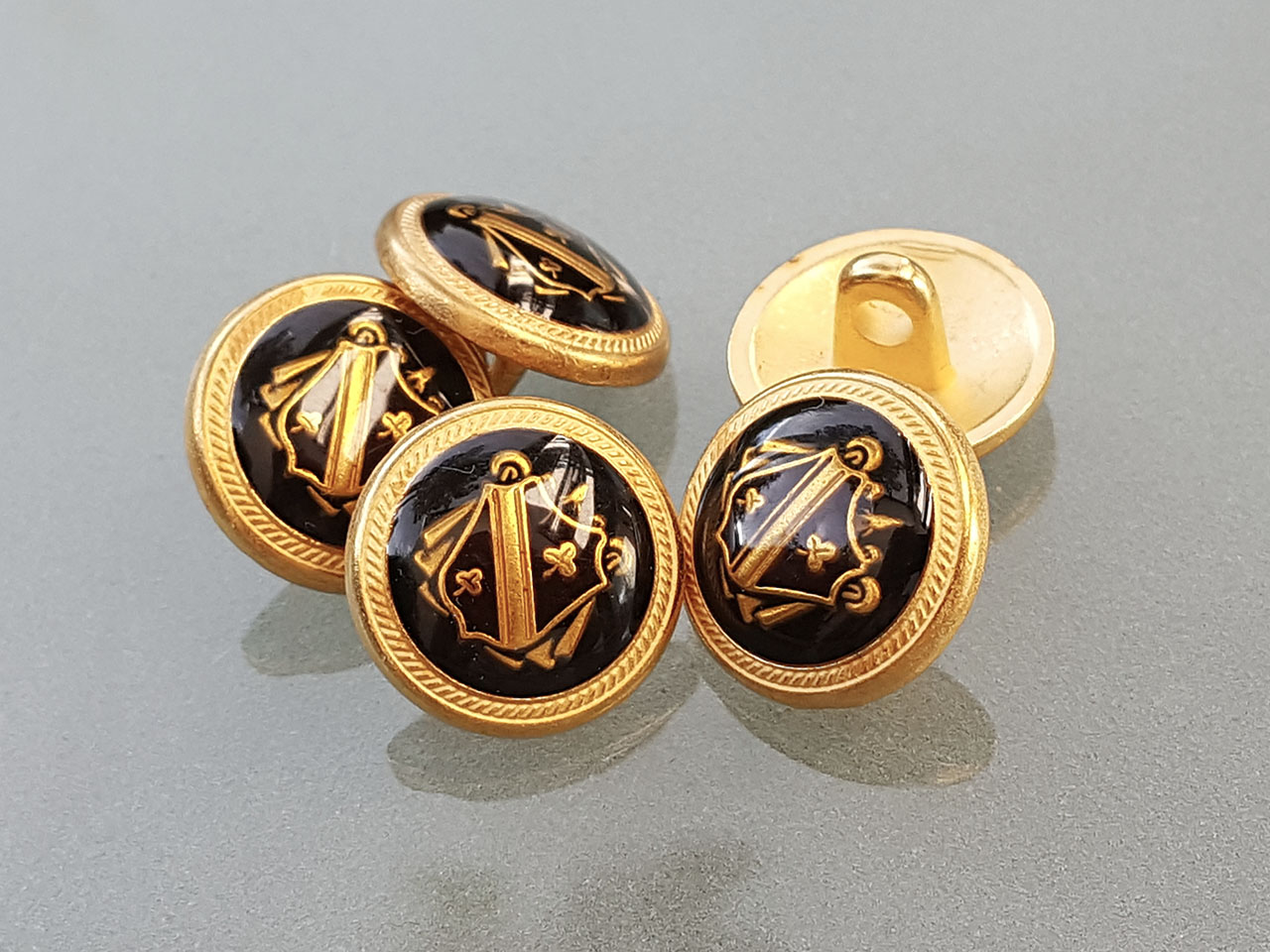Klassische schwarz-gold-farbene Blazerknöpfe