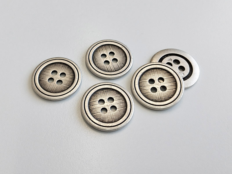 www.knopfparadies.de - 6292as - Altsilberfarbene Metallknöpfe mit vier Löchern