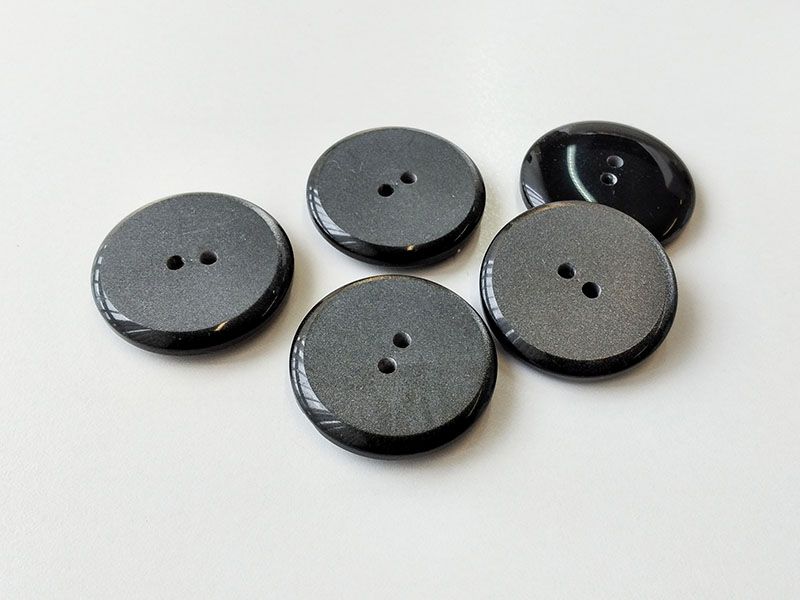 www.knopfparadies.de - 3197gr - Grau schimmernde Zweilochknöpfe aus Kunststoff