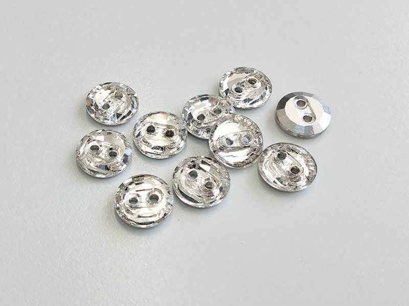 www.knopfparadies.de - 4254si - Silber glitzernde Glasknöpfe mit zwei Löchern
