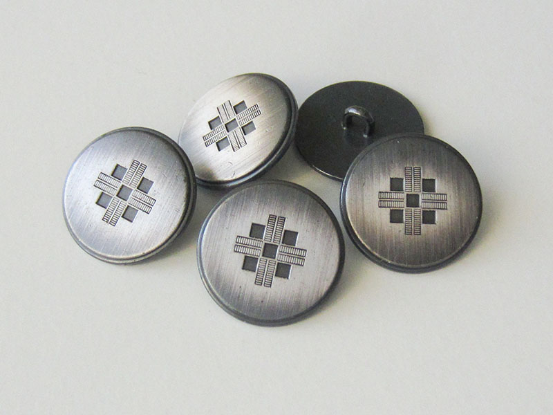 www.Knopfparadies.de - 3075ei - Gebürstete Metallknöpfe mit Kreuz in Eisen mit kleinen Mängeln