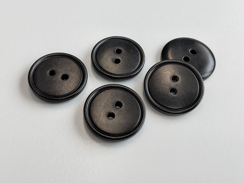 Schwarze, schlichte Steinnussknöpfe mit zwei Löchern