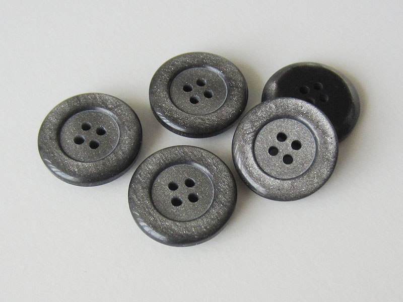 www.Knopfparadies.de - 5839gr - Extravagante silber graue Vierloch Kunststoffknöpfe mit Glitzer