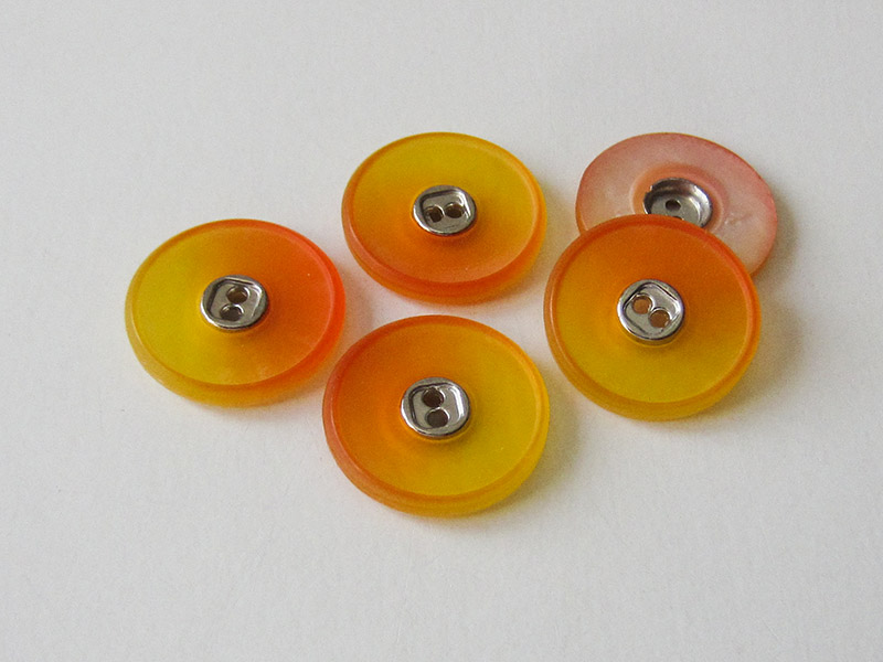www.knopfparadies.de - 3820or - Orange-gelb schimmernde Kunststoffknöpfe