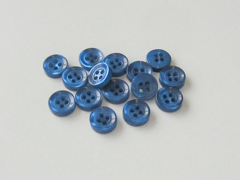 www.knopfparadies.de - 4397bl - Kleine Kunststoffknöpfe in blau