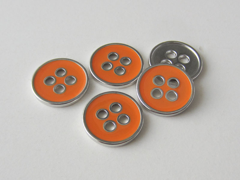 Moderner orange silberfarbener Vierloch Metallknopf