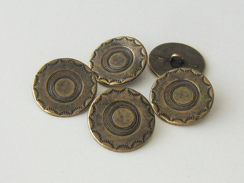 www.Knopfparadies.de - 2514am - Älter wirkende altmessingfarbene Metallknöpfe mit schlichtem Muster