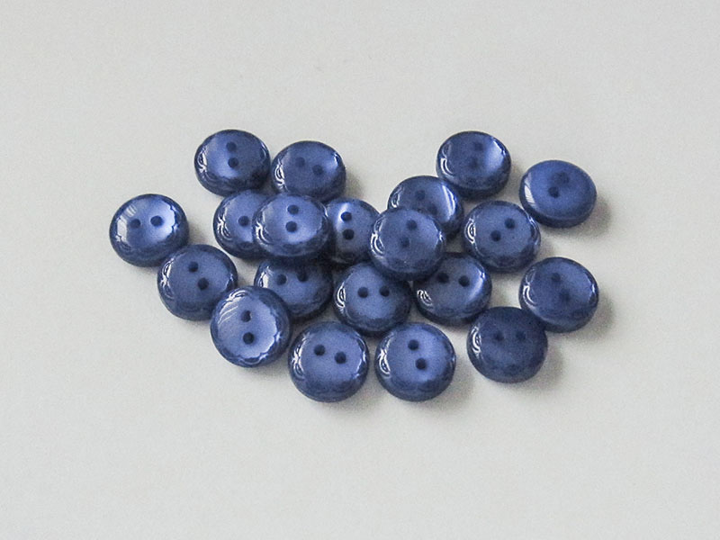 www.knopfparadies.de - 3346bl - Blusenknöpfe in blau schimmernd