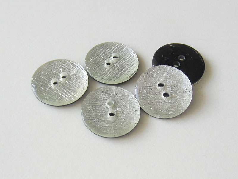 Silberfarbener Zweiloch Kunststoff Knopf in Blattsilber Optik - günstigere B-WARE!