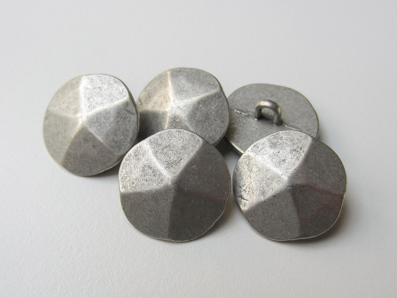 Alt wirkender Metall Ösen Knopf in Regenschirm Form