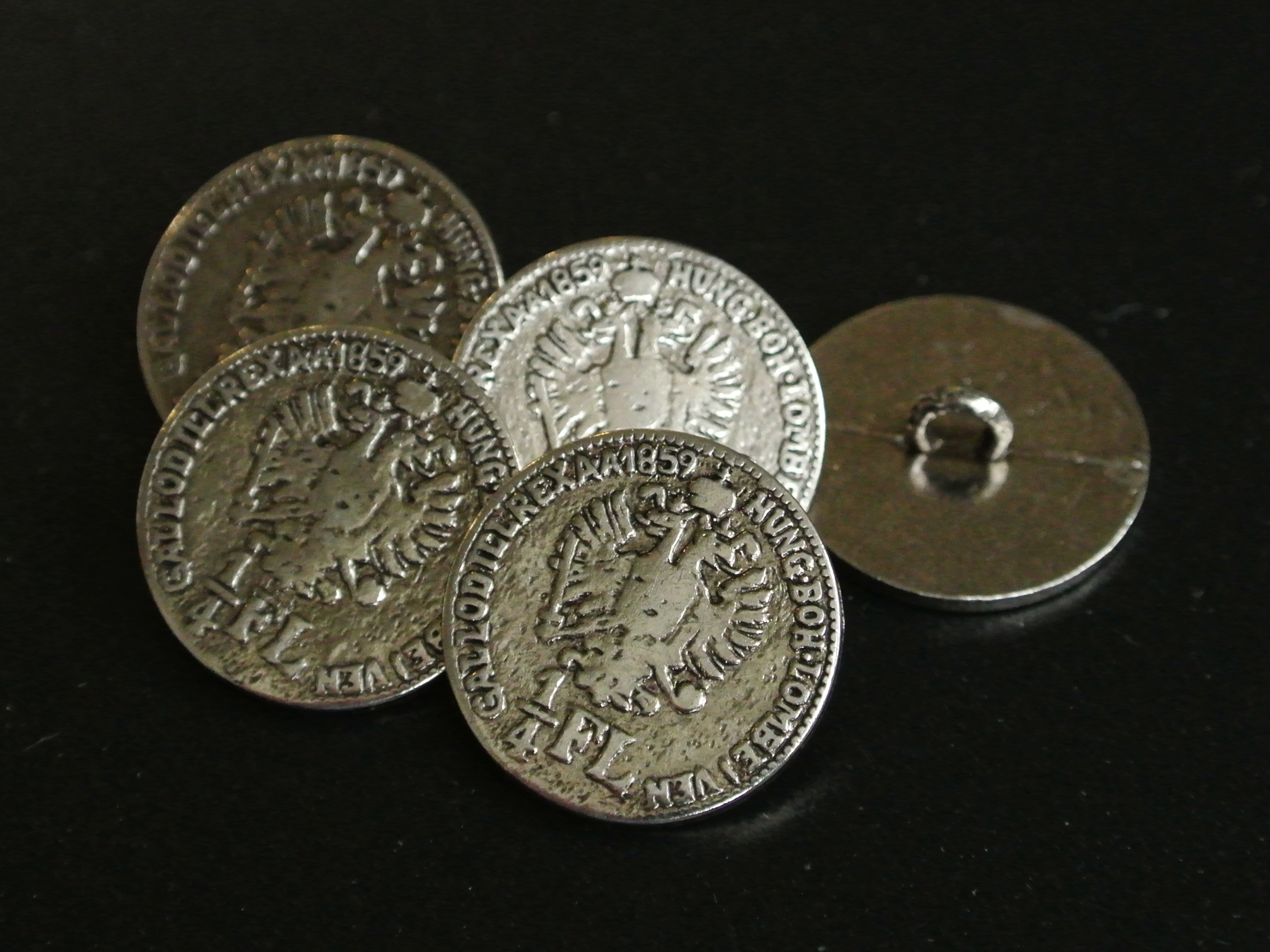 Altsilberfarbener Münzknopf aus Metall mit Doppeladler