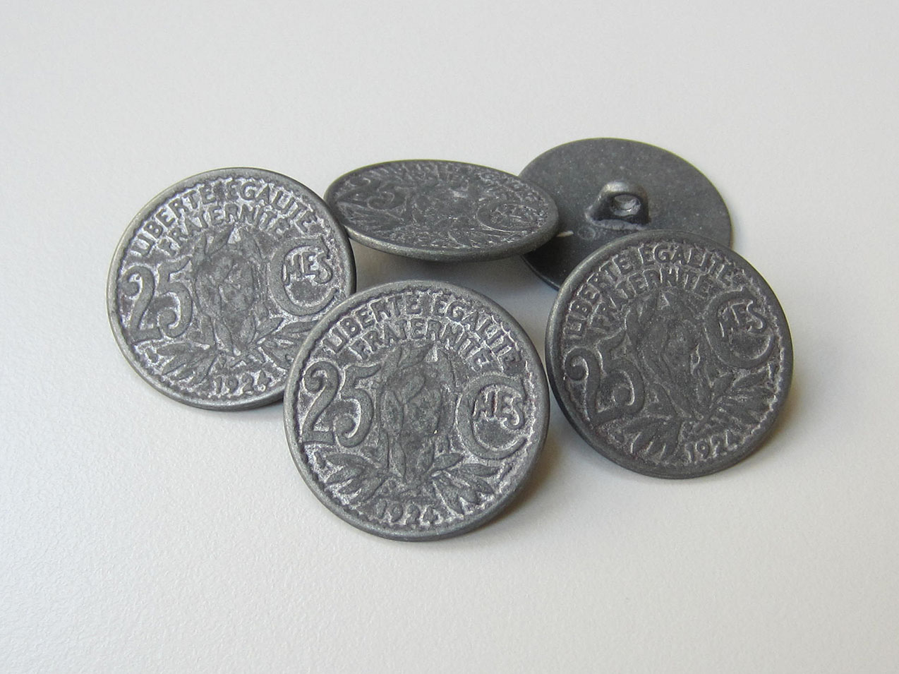 Flacher eisenfarbener Metall Ösen Knopf wie frz. 25 Centime Münze von 1924