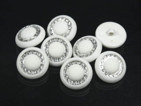 Attraktiver weißer Kunststoff Knopf m. Glitzer Steinen