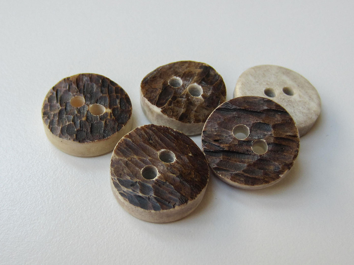 Brauner Trachten Knopf aus Bein in Hirschhorn Optik