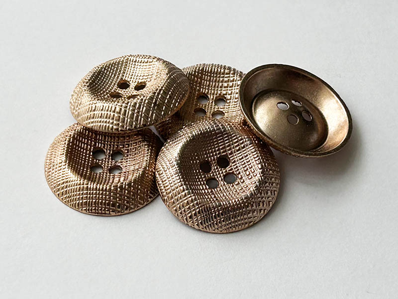 Metallknopf in blassem Gold-Messing