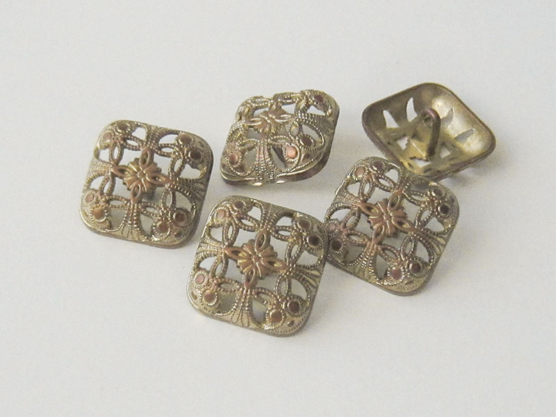 www.Knopfparadies.de - 5958mk - Edle messingfarbene Durchbruchknöpfe aus Metall mit kupferfb. Akzenten