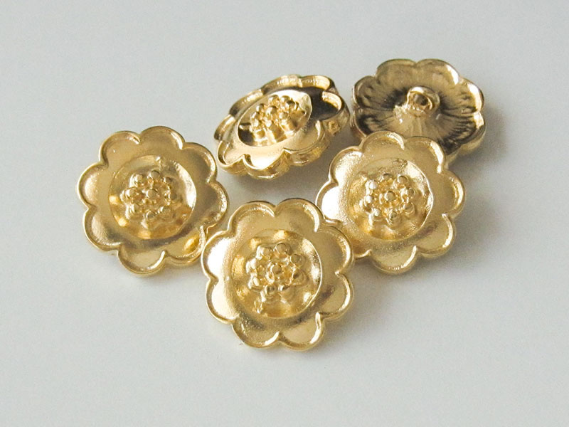 www.knopfparadies.de - 3645go - Hübsche Metallknöpfe in Form von kleinen Blumen / Blüten