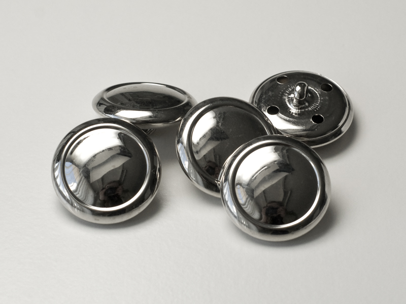 Leichte glänzend silberfarbene Ösen Knöpfe aus Metallblech